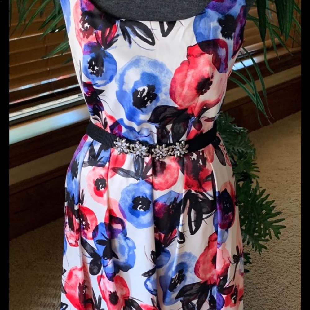 Like new women’s multi floral belted dress